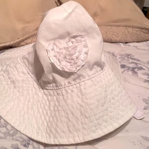 Little me white sun hat with flower size 2-4T. No stains or flaws. *2